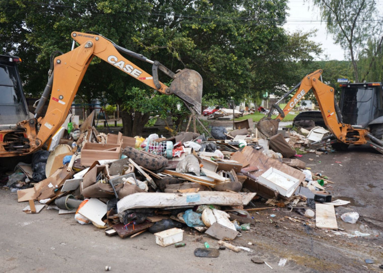 O município faz um mutirão de limpeza na cidade 
