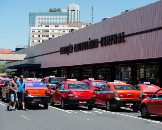 Taxistas de Porto Alegre afetados pela enchente terão flexibilização de taxas