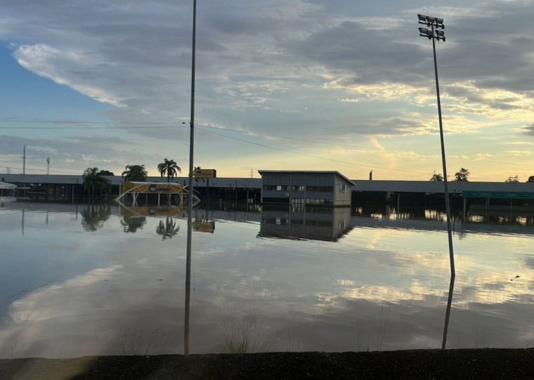 Área dos pavilhões do gado, além da pista central de competições tiveram água na altura de 1,50 metros