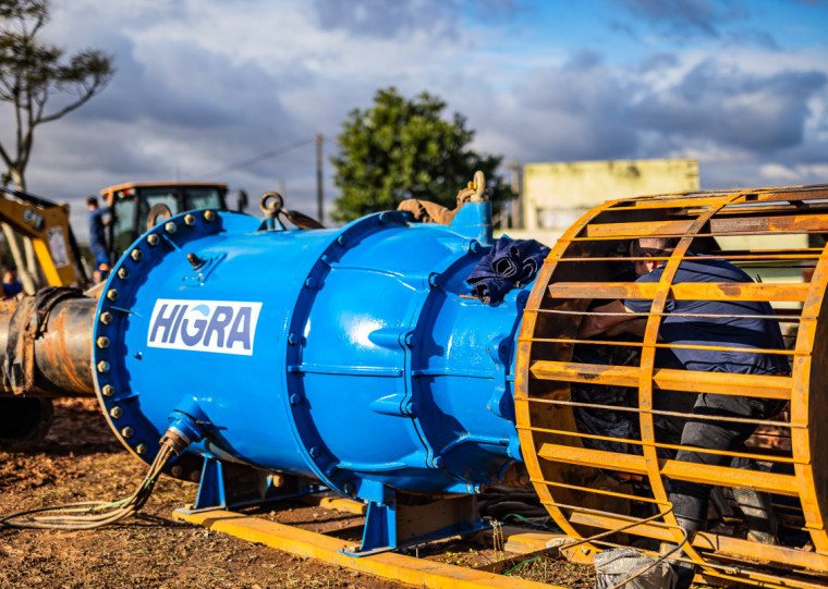 Bomba anf&iacute;bia &eacute; mais uma a auxiliar no processo de secagem das ruas