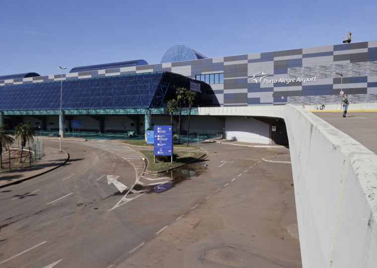 Aeroporto Salgado Filho sofreu inundação histórica e só voltará a ter voos em outubro