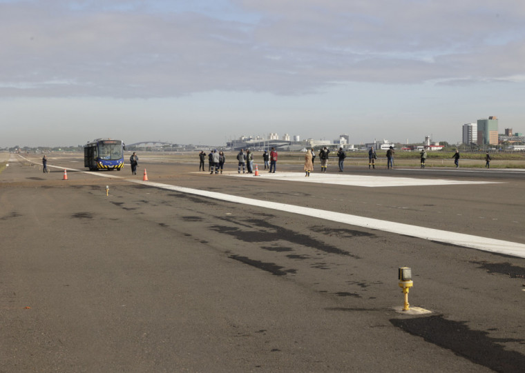 Pista do aeroporto Salgado Filho é a principal incógnita e que vai definir prazo de reabertura 