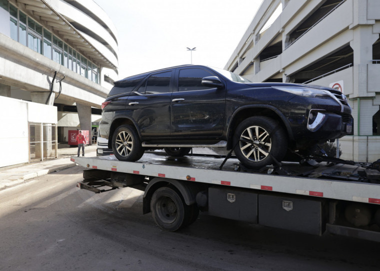 Carros ficaram ilhados no local quando iniciaram as chuvas