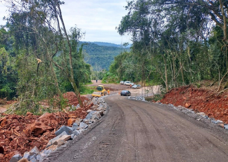 Obra foi necessária em função do desmoronamento de 100 metros da estrada