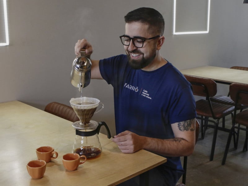 Com card&aacute;pio enxuto e atento &agrave; gastronomia vegana, o caf&eacute; segue sendo o principal foco do Porto Farr&ocirc; Foto: THAYN&Aacute; WEISSBACH/JC