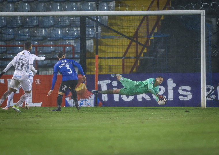 Com ao menos quatro defesas dif&iacute;ceis, Marchesin foi destaque do jogo
