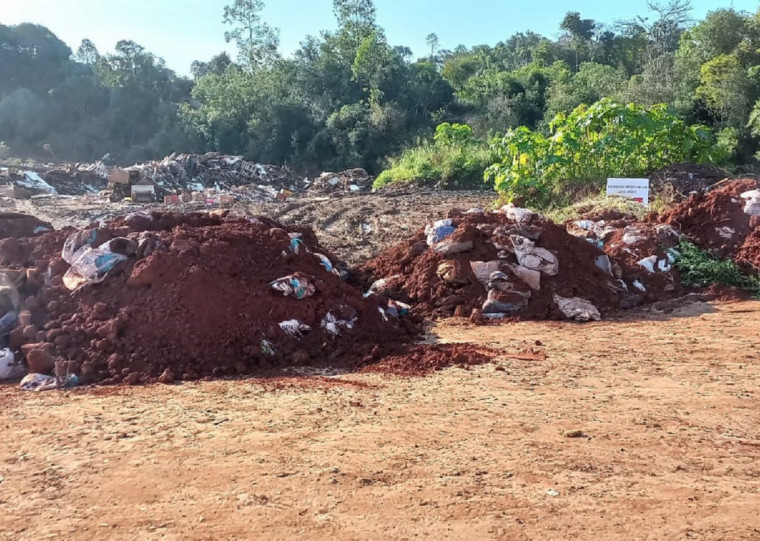 Resíduos serão levado para uma saibreira, em Cruzeiro do Sul; mais de 1 mil caminhões cheios foram usados