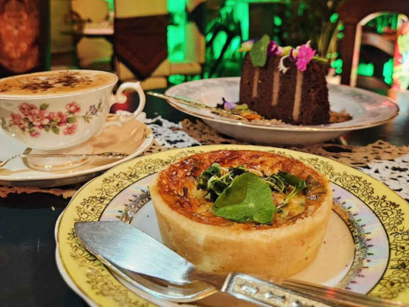 O Relic&aacute;rio re&uacute;ne opera&ccedil;&otilde;es de antiqu&aacute;rio, sebo e caf&eacute;  Foto: O RELICARIO CAF&Eacute;/INSTAGRAM/DIVULGA&Ccedil;&Atilde;O/JC