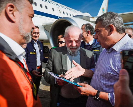 Melo entrega a Lula pedido de apoio para a reconstrução de Porto Alegre