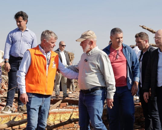 'Não podemos reconstruir em local vulnerável a enchente', diz Lula no RS