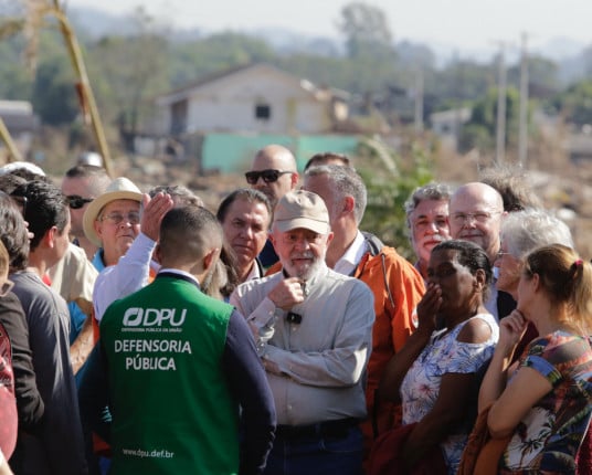 Governo federal pagará salário mínimo para evitar demissões