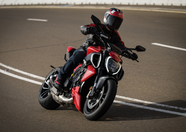 Tecnologia de controle de cruzeiro mantém a velocidade selecionada pelo condutor 