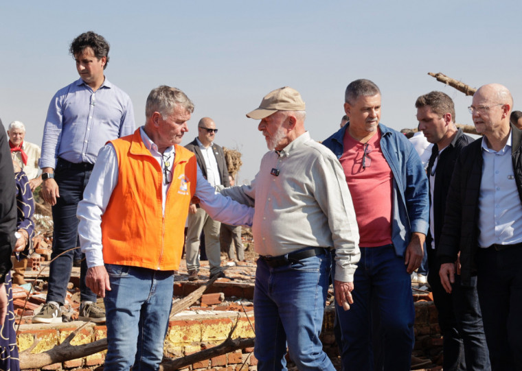 Prefeito de Cruzeiro do Sul, João Henrique Dullius, acompanhou o presidente pelas regiões mais afetadas da cidade