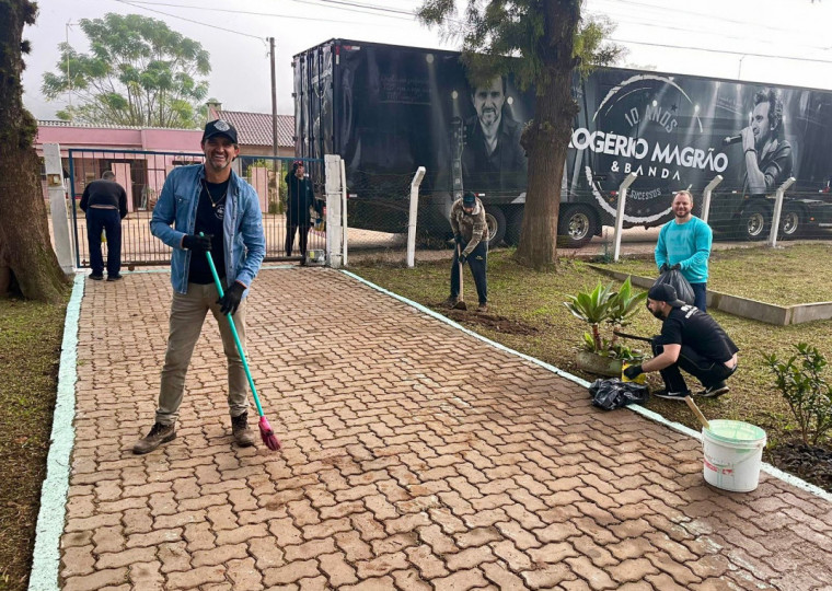 pg Banda reconstrói escola