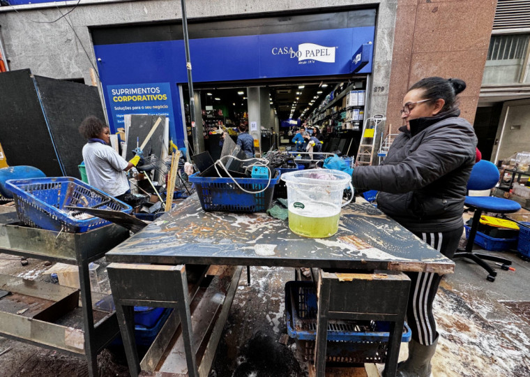 Lojas no centro de Porto Alegre fazem limpeza para reabrir após inundação histórica