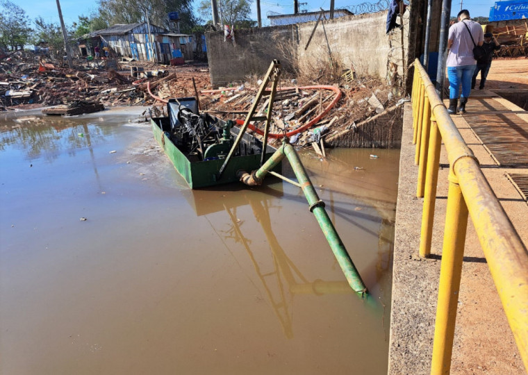Draga está posicionada para limpar área e viabilizar o funcionamento