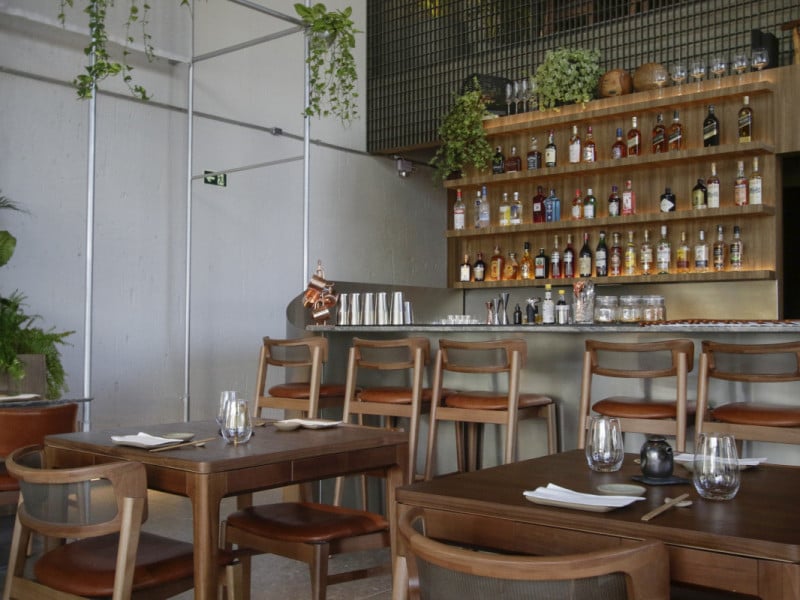 O estabelecimento tamb&eacute;m possui um bar que oferece drinks autorais Foto: THAYN&Aacute; WEISSBACH/JC