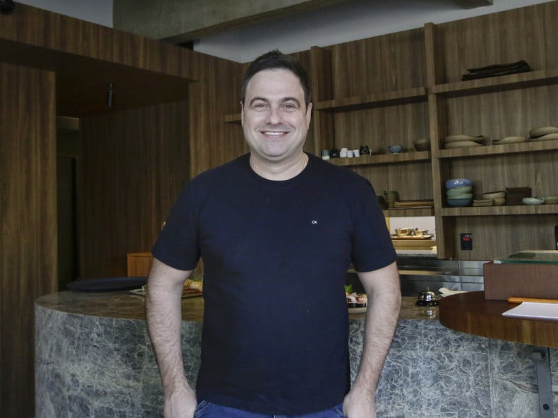 Matheus Rosa comanda o Mü Sushi e Cozinha, operação que fica na rua Eudoro Berlink, nº 860, no bairro Auxiliadora, em Porto Alegre Foto: THAYNÁ WEISSBACH/JC