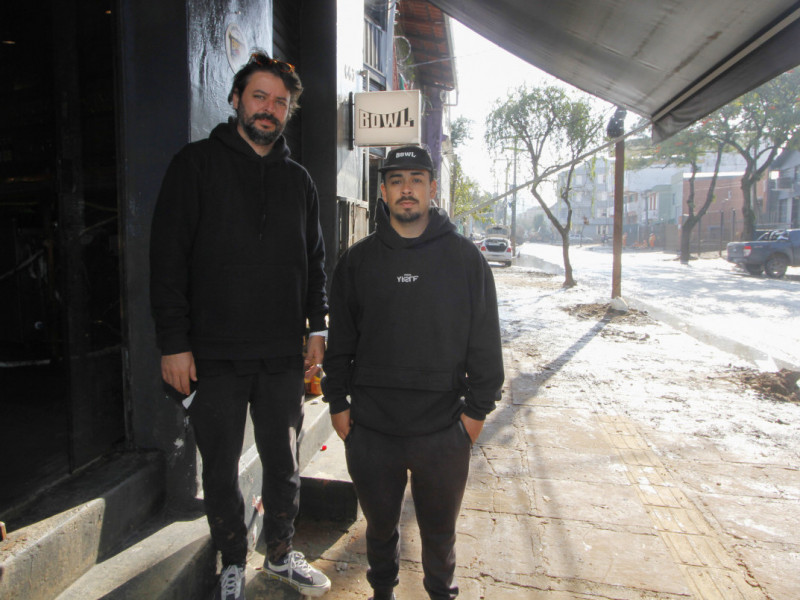 Bruno e Eduardo Fiorin s&atilde;o irm&atilde;os e propriet&aacute;rios do Bowl Bar, que inaugurou em mar&ccedil;o e foi atingido pela enchente  Foto: EVANDRO OLIVEIRA/JC