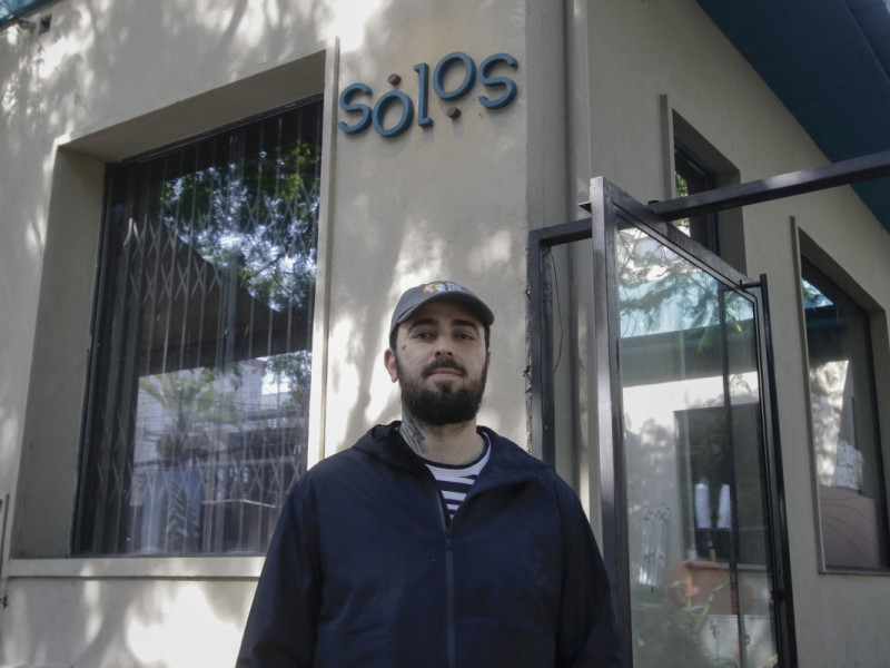 Gustavo Nchterwitz, propriet&aacute;rio do Solos, restaurante que recebeu pessoas atingidas pela enchente em Porto Alegre Foto: THAYN&Aacute; WEISSBACH/JC