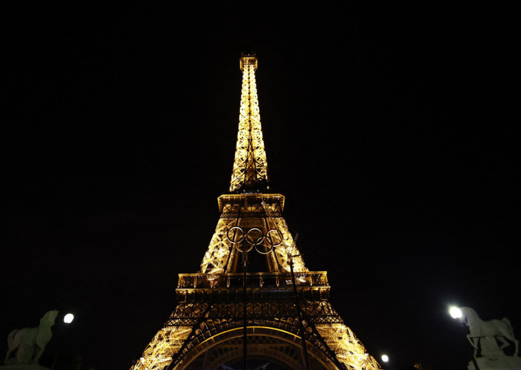 Conjunto de anéis de aço, pesando 30 toneladas, foi içado na madrugada desta sexta