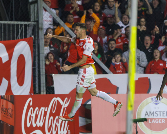 Inter passa sufoco, mas vence Delfín e vai aos playoffs da Copa Sul-Americana