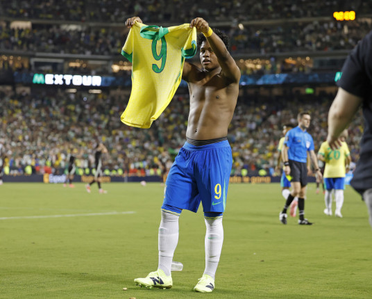 Endrick sai do banco, marca e define vitória do Brasil sobre o México