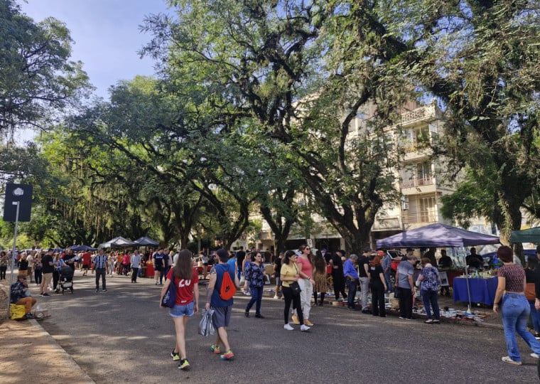 Tradicional feira no Parque da Redenção atraiu visitantes ontem