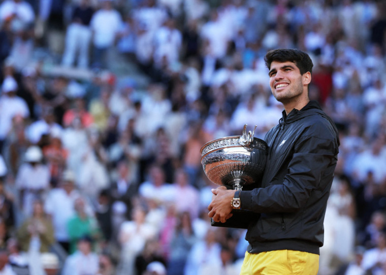 Antes de triunfar no saibro de Paris, Alcaraz foi campeão na quadra dura do US Open em 2022 e na grama de Wimbledon em 2023