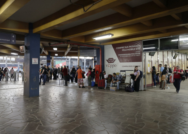 Com reconstrução em andamento, embarque e desembarque de passageiros são realizados no mesmo local 