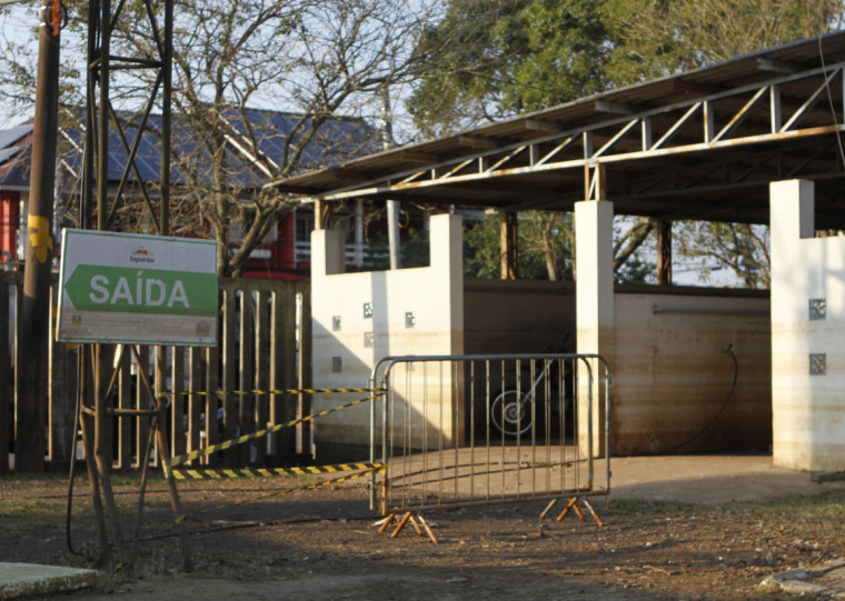 Marcas nas paredes e placas do parque Assis Brasil apontam a altura que a água atingiu no local
