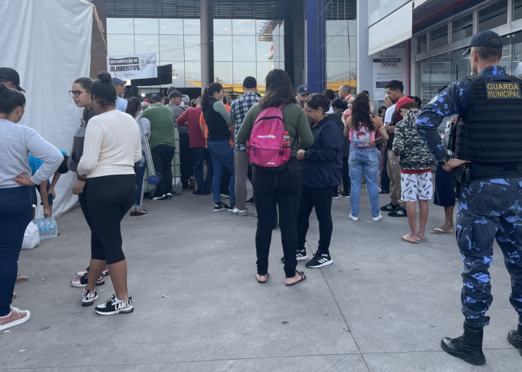 Até às 9h desta segunda (10), mais de mil pessoas aguardavam para retirar as cestas 