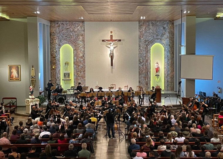 Apresentação ocorre nesta quarta-feira (12) e o público é convidado a contribuir com doações de alimentos e fraldas