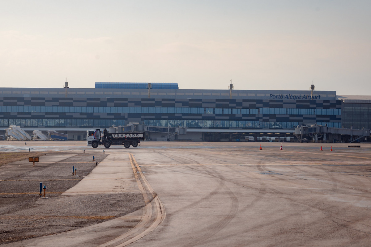 Pista do aeroporto vem passando por obras para nivelar pavimentação ante alterações no solo