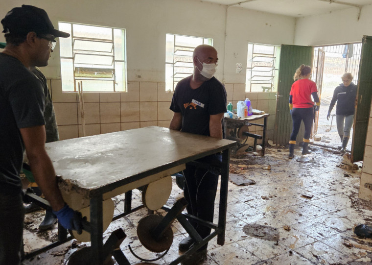 Mutirão pós-enchente foi realizado dia 8 na Cooperativa Sepé Tiaraju