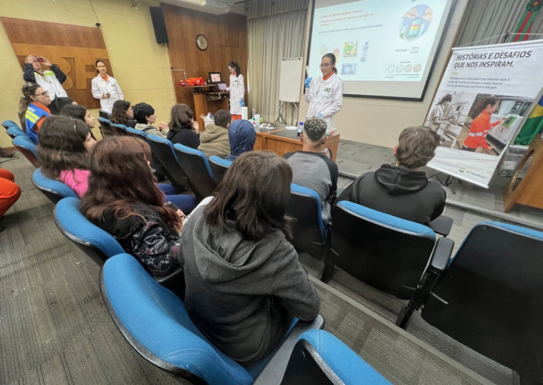 Crianças e adolescentes abrigados no CEPE Canoas visitam a Refinaria Alberto Pasqualini