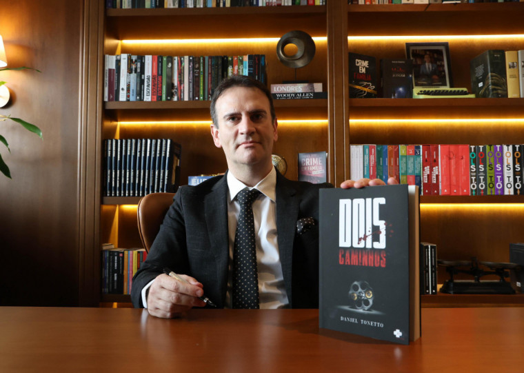 ‘Dois Caminhos’, de Daniel Tonetto, terá sesão de autógrafos neste sábado e terá doação de um quilo de alimento para cada edição vendida