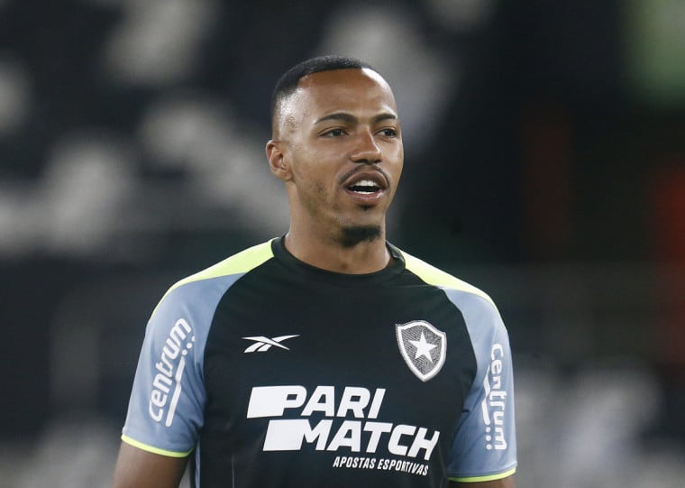 Volante recebeu aumento salarial para renovar com o clube carioca