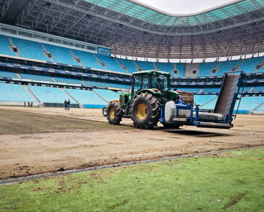 Arena do Grêmio inicia troca do gramado após enchente histórica em Porto Alegre