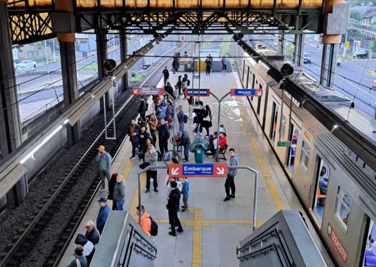 Transporte está sem cobrança de passagem e em menos estações, como a da Unisinos, em São Leopoldo