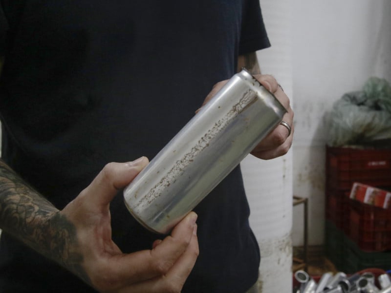 De acordo com o empres&aacute;rio, todas as embalagens de metal e vidro que estavam no dep&oacute;sito da empresa foram perdidas Foto: THAYN&Aacute; WEISSBACH/JC