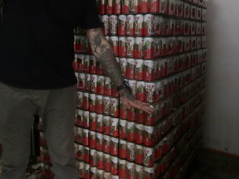 A &aacute;gua atingiu cerca de 1,5m de altura, comprometeu inclusive produtos j&aacute; envasados Foto: THAYN&Aacute; WEISSBACH/JC