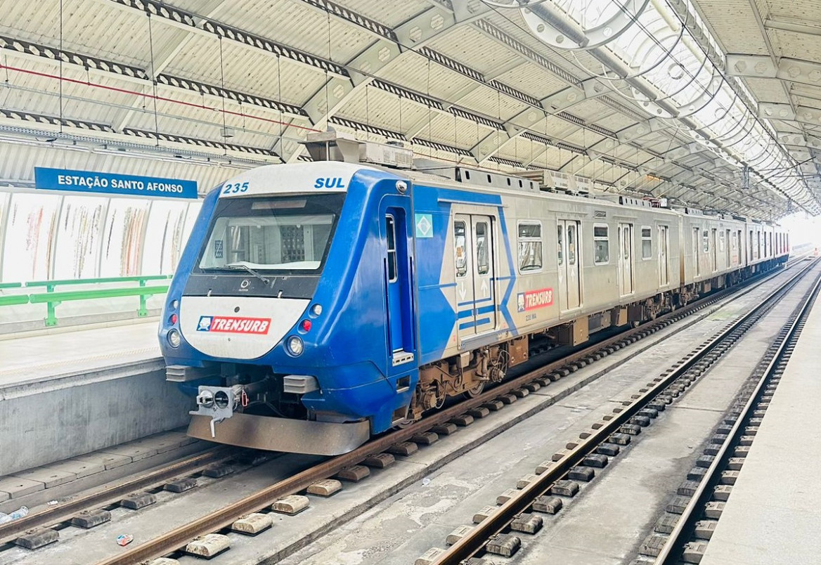 {'nm_midia_inter_thumb1':'https://www.jornaldocomercio.com/_midias/jpg/2024/06/12/206x137/1_minuto_varejo_trensurb_trens_trilhos_estacao_jornal_do_comercio2-10601212.jpeg', 'id_midia_tipo':'2', 'id_tetag_galer':'', 'id_midia':'6669ba2029e6f', 'cd_midia':10601212, 'ds_midia_link': 'https://www.jornaldocomercio.com/_midias/jpg/2024/06/12/minuto_varejo_trensurb_trens_trilhos_estacao_jornal_do_comercio2-10601212.jpeg', 'ds_midia': 'Minuto Varejo - Geral - Transportes - Trensurb - opera&ccedil;&atilde;o emergencial -  esta&ccedil;&atilde;o  Santo Afonso - Novo Hamburgo - passageiros plataforma - trens - metropolitanos - Porto Alegre - opera&ccedil;&atilde;o emergencial   ', 'ds_midia_credi': 'TRENSURB/DIVULGA&Ccedil;&Atilde;O/JC', 'ds_midia_titlo': 'Minuto Varejo - Geral - Transportes - Trensurb - opera&ccedil;&atilde;o emergencial -  esta&ccedil;&atilde;o  Santo Afonso - Novo Hamburgo - passageiros plataforma - trens - metropolitanos - Porto Alegre - opera&ccedil;&atilde;o emergencial   ', 'cd_tetag': '58', 'cd_midia_w': '1168', 'cd_midia_h': '804', 'align': 'Left'}