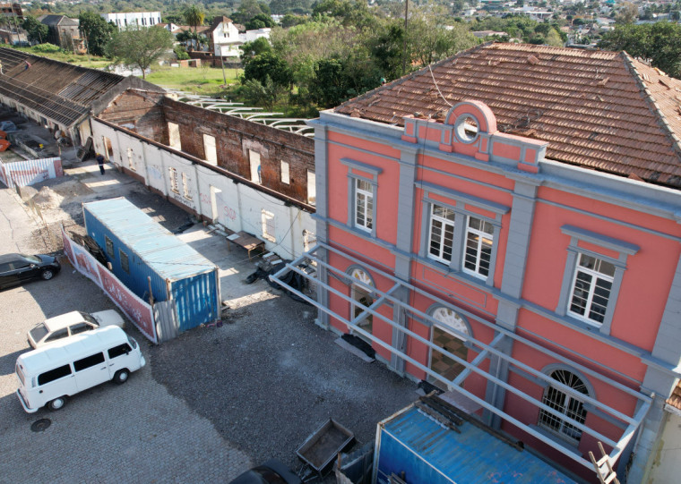 Cobertura da edificação e da plataforma de embarque passam por reparos