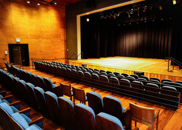 Atividade marca o retorno das ações presenciais no local e celebra seus 10 anos, com artistas, público em geral e abrigados
