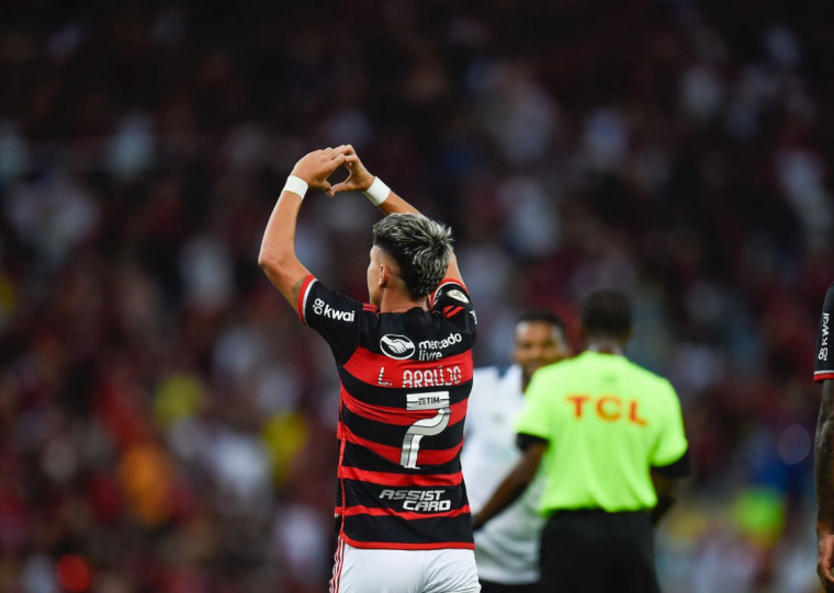 Luiz Araújo foi o craque da partida, marcando os dois gols do Flamengo na vitória contra o Grêmio