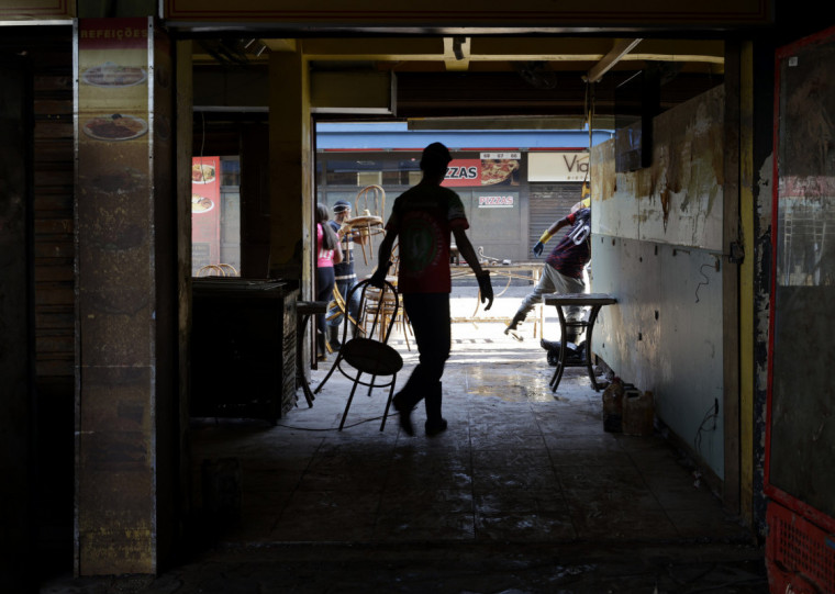 Embora reaberta, rodoviária ainda passa por limpeza 