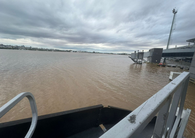 Cheias cobriram quase toda a área do Salgado Filho, como a parte da pista de pousos