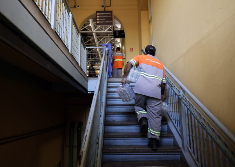 Funcionários levam produtos para o segundo andar, que já está aberto