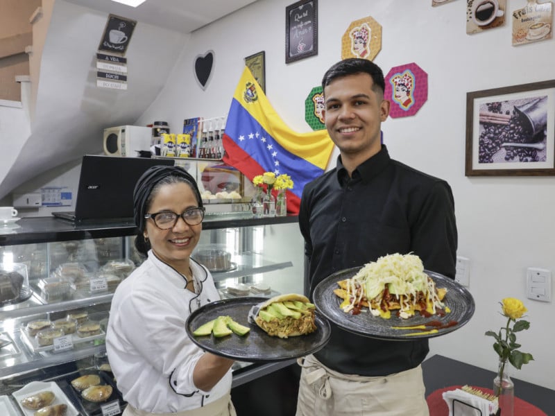Jos&eacute; Carlos Silva e Auristela Teran, filho e m&atilde;e, s&atilde;o os s&oacute;cios do Todo Vene Foto: T&Acirc;NIA MEINERZ/JC